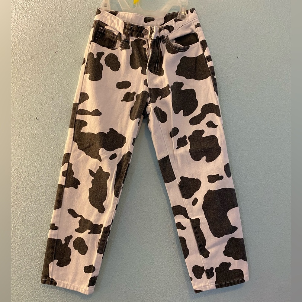 Textured cow print jeans, white and black with open pockets
